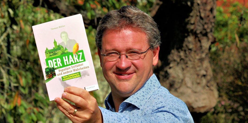 Thomas Müller mit seinem neuesten Buch. Es ist sein insgesamt 13. Werk.