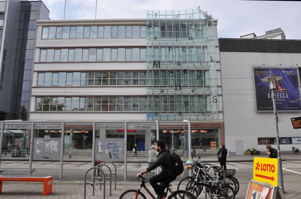 Seit 1999 hat die Zentrale der Magdeburger Stadtbibliothek ihren Sitz zwischen Musikschule und Opernhaus am Breiten Weg. Nach einem Auzug würden sich beide Nachbarn über neue Räume am Standort freuen.