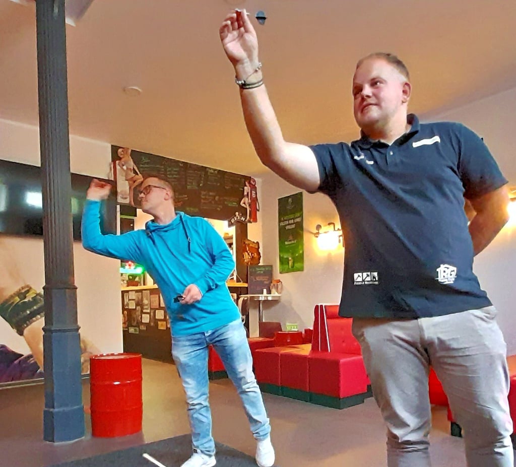 Patrick Töpfer (links) und Sebastian Schulz trainieren für das Benefiz-Turnier am Samstag in Bernburg.