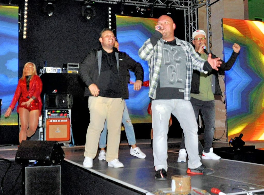 Buddy (vorn) und die Männer von „Unnormal: Deutschlands Partyboys N.1“