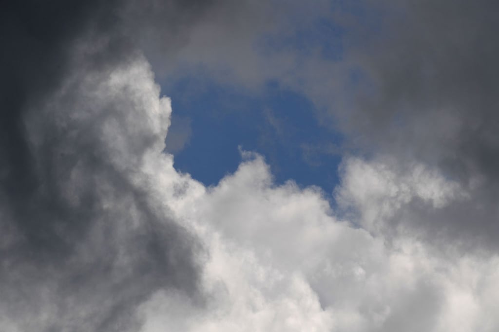 Dunkle Regenwolken ziehen auf.