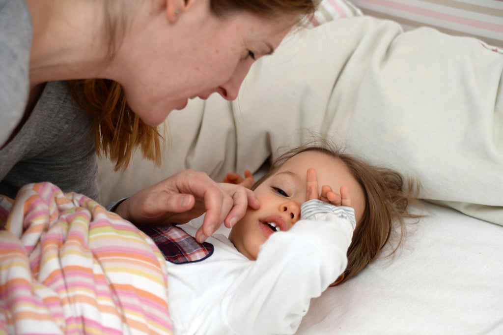 Müde Kinder reiben sich die Augen - das ist ganz normal, wenngleich es rein medizinisch betrachtet nicht so ratsam ist.
