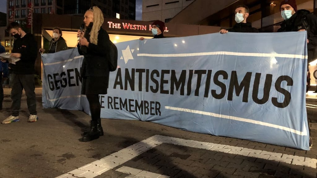 Das Aktionsnetzwerk "Leipzig nimmt Platz" hatte via Twitter zur Aktion aufgerufen.