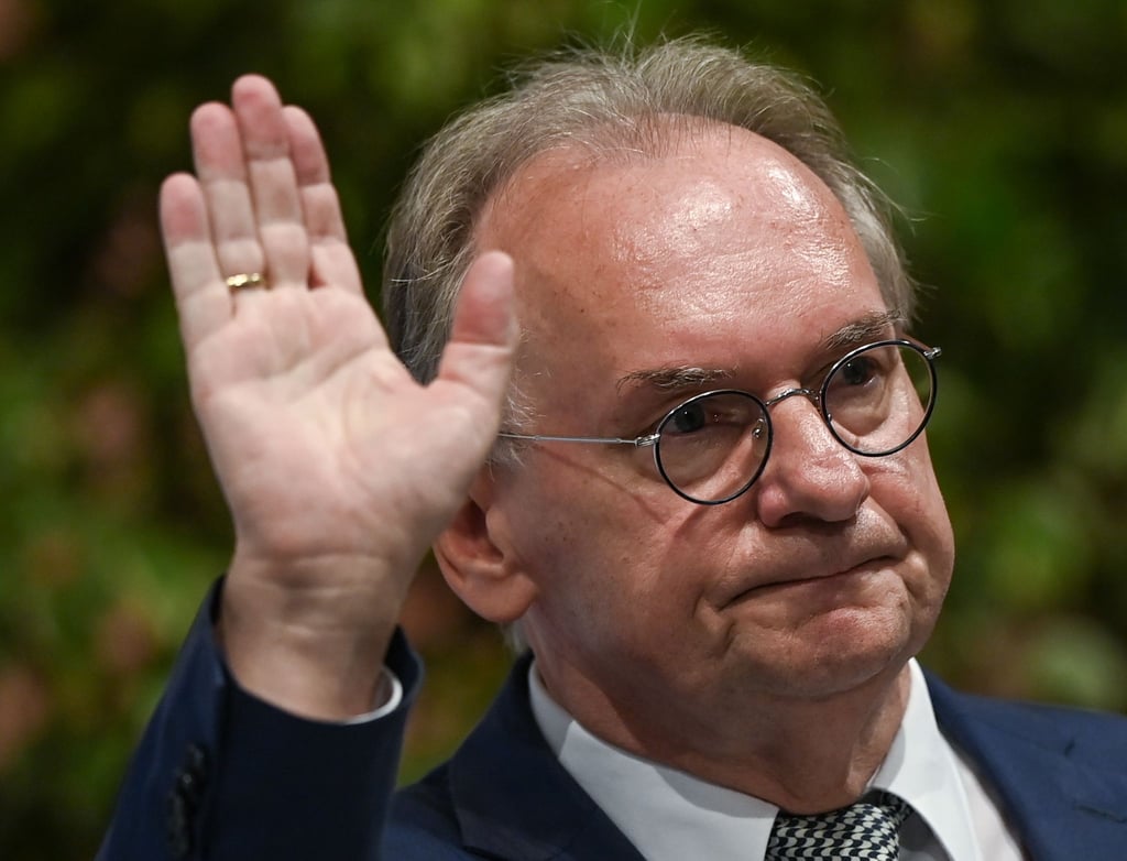 Reiner Haseloff, Ministerpräsident von Sachsen-Anhalt, winkt nach seiner Rede auf einem Landesparteitag der CDU Sachsen-Anhalt in Leuna.