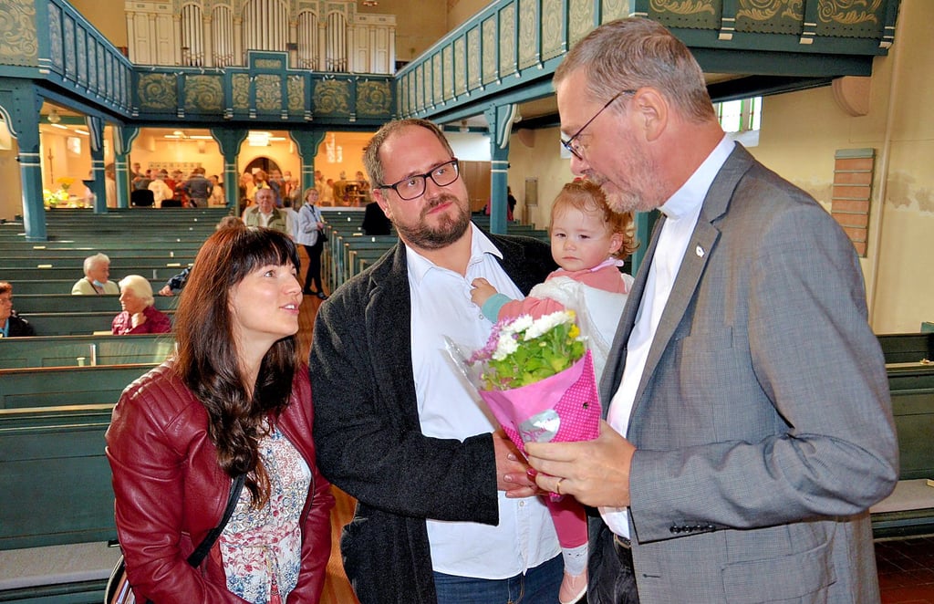 Familie Diedrich aus Ilberstedt verabschiedet sich von Pfarrer Arne Tesdorff mit herzlichen Worten und dankt „für eine wunderbare Zeit“.