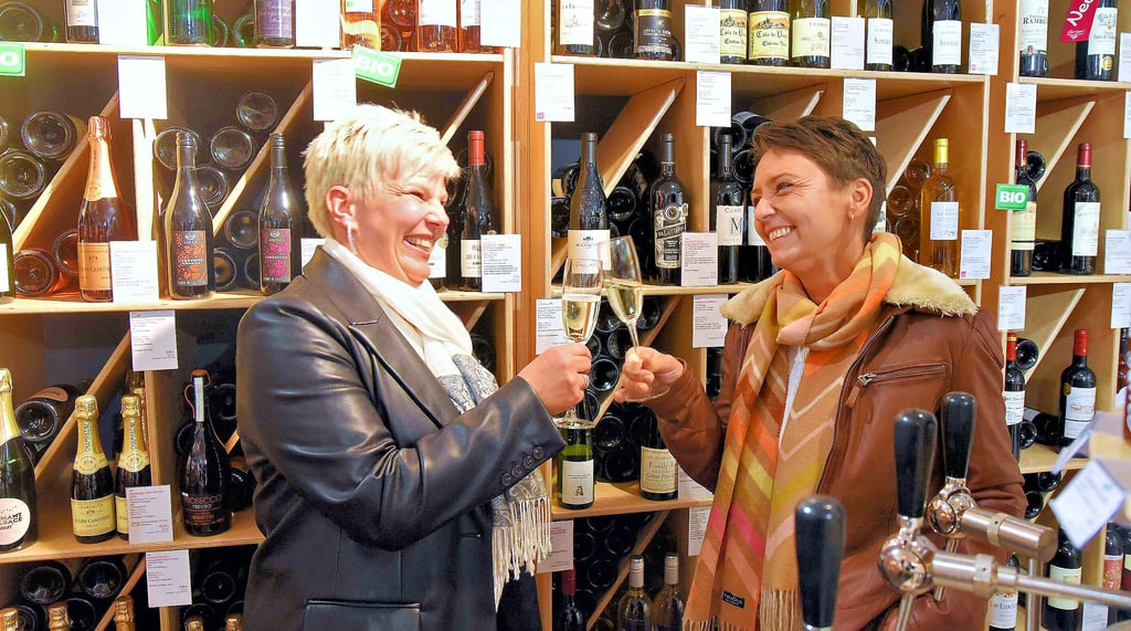 Catherine Kopitz (links) und Denise Haßkerl-Friedrich stoßen auf die Geschäftsübergabe an.