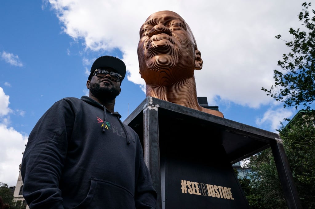 Terrence Floyd neben der Skulptur seines Bruders George Floyd.