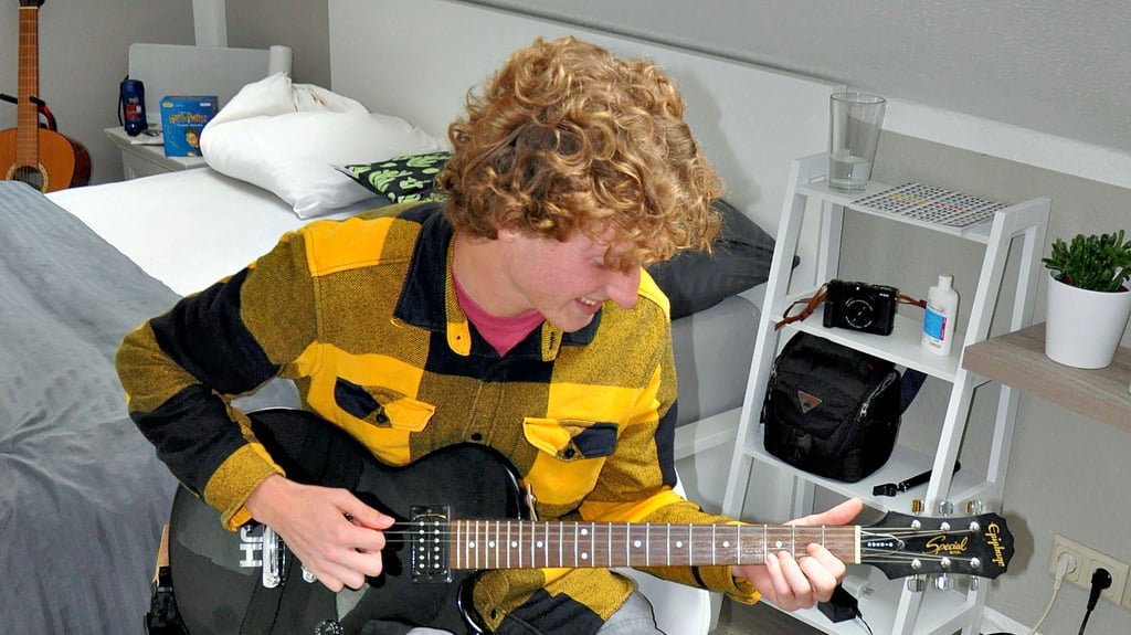 Der 17-Jährige liebt Gitarre spielen und hat sich das Spielen selbst beigebracht.