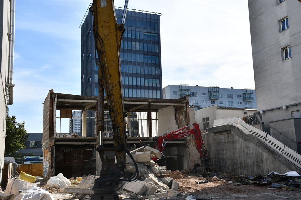 Im Nordabschnitt des Breiten Wegs in Magdeburg laufen Abrissarbeiten.
