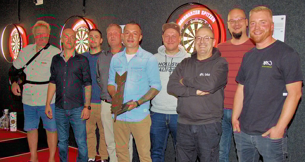 Vor den vier Steeldart-Scheiben an der Ernst-Grube-Straße 16a in Elbingerode stellten sich Guido Hohmann, Danny Heuman, Marius Belger, Peer Künne, Kay Lachmund, Kevin Röschel, Rene Böhme, Holger Neubert und Falk Schneider (von links) zum Erinnerungsfoto zur Einweihung auf.