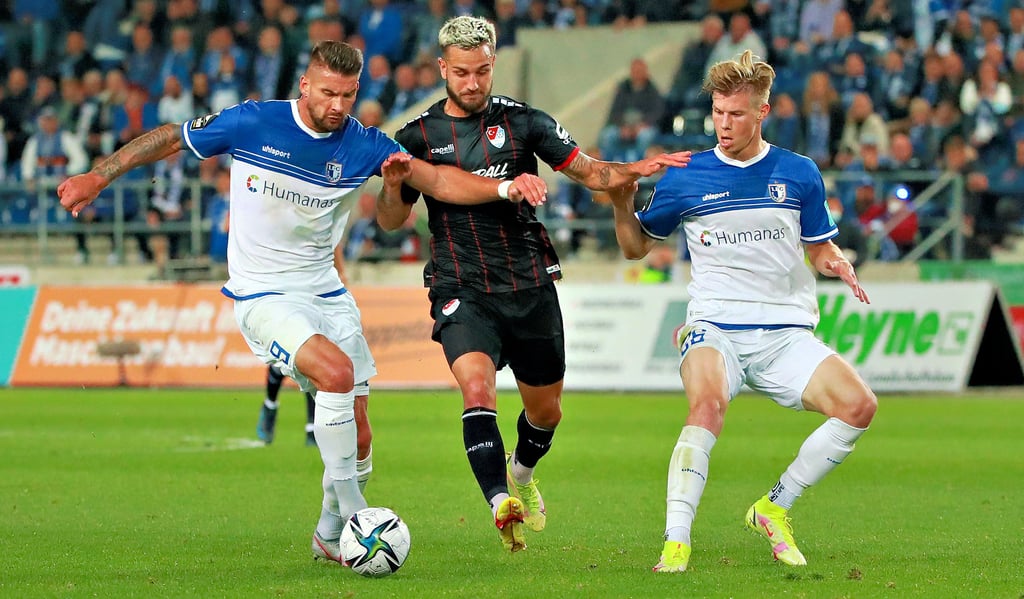 Kai Brünker (l.) und Luca Schuler (r.), die in dieser Szene Türkgücüs Filip Kusic in die Zange nahmen, liefen gestern von Beginn an Seite an Seite auf – und sorgten gemeinsam für eine schlagkräftigere Offensive.