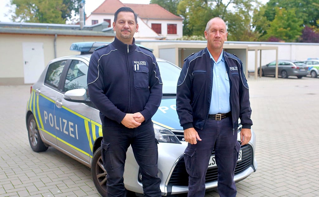 Frank Krämer (links) und René Sölle kümmern sich als Regionalbereichsbeamte in Schönebeck vor allem um Prävention.