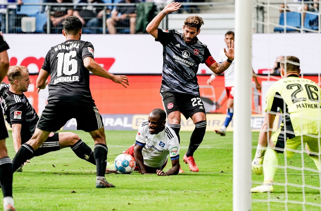Der Hamburger SV um David Kinsombi (M.) kam gegen den 1. FC Nürnberg zu Hause nur zu einem Unentschieden.