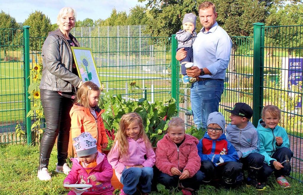 David Wieter überreichte die Spendenbüchse aus einer Sonnenblumenaktion an den Förderverein der Alleringersleber Kindertagesstätte. Der Betrag soll in zwei neue Hochbeete fließen.