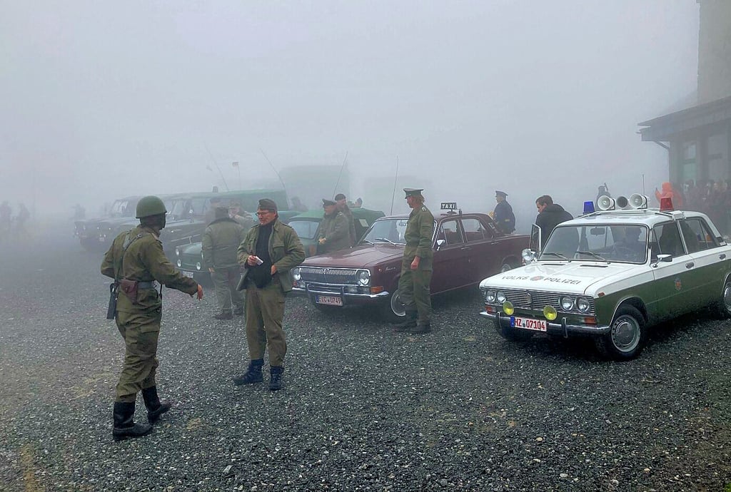 „Fahrzeuge und Menschen in Uniformen aus DDR- und Nazizeit auf dem Brocken“ – dieser Anblick hat bei einem Touristen für Fragen gesorgt.