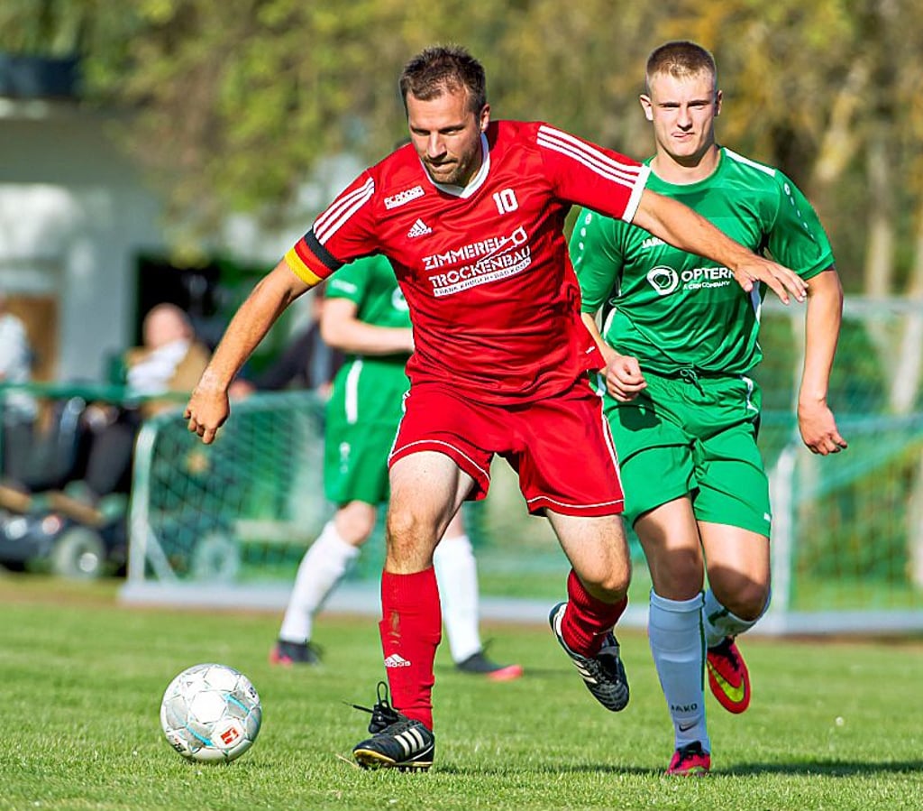 Kapitän Christoph Loos (l.) holte mit dem FSV Klosterhäseler im Sportforum Wetzendorf den fünften Saison-Punkt.