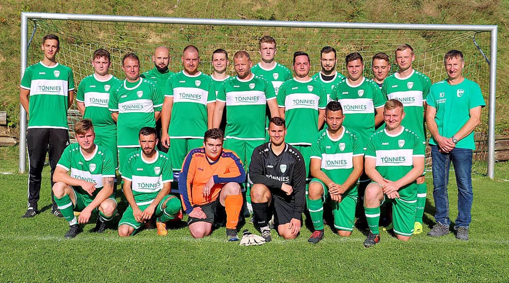 Neue Spielkleidung für die VSG Löbitz - hinten, v.l.: Franz Plobner, Erik Hüttig, Marko Klein, Sebastian Hüttig, Florian Barth, Moritz-Niklas Prater, Holger Jäkel, Ludwig Schlag, Erik Fengler, Elias Gorges, Philipp Malisch, Thomas Langner, David Naujoks, Trainer und Vereinsvorsitzender Frank Prater; vorn, v.l. Tom Böhme, Lucas Cebulla, Erik Knabe, Mark Seidel, Philipp Binder, Ben Böhme.