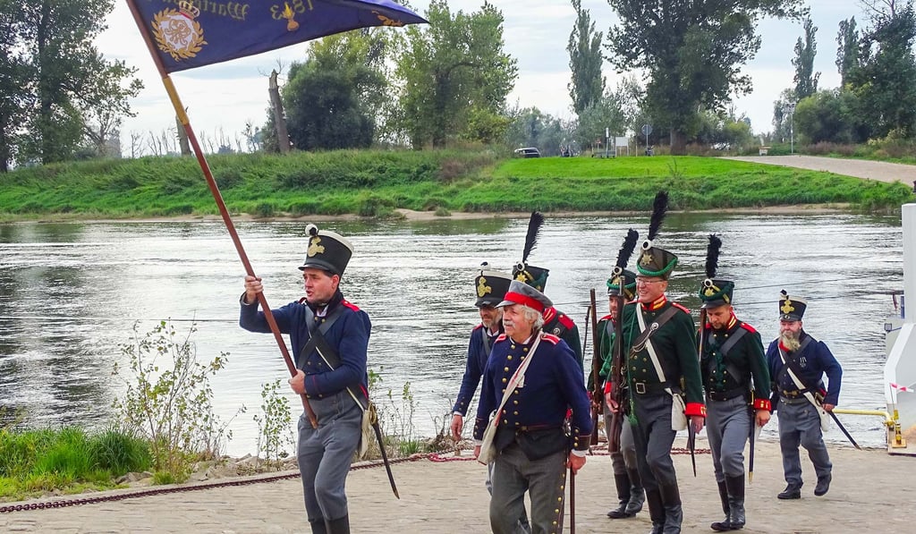 Die Wartenburger Jäger haben die Elbe überquert, um gemeinsam mit Elsteraner Darstellern an die historische Schlacht zu erinnern.