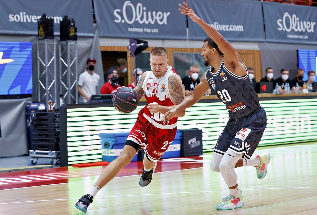 Jamel Morris (r.) konnte gegen Würzburg mit 17 Punkten überzeugen.