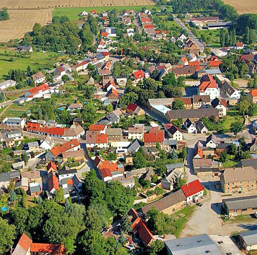 Das Luftbild zeigt Giersleben, ein Ortsteil der Verbandsgemeinde Saale-Wipper