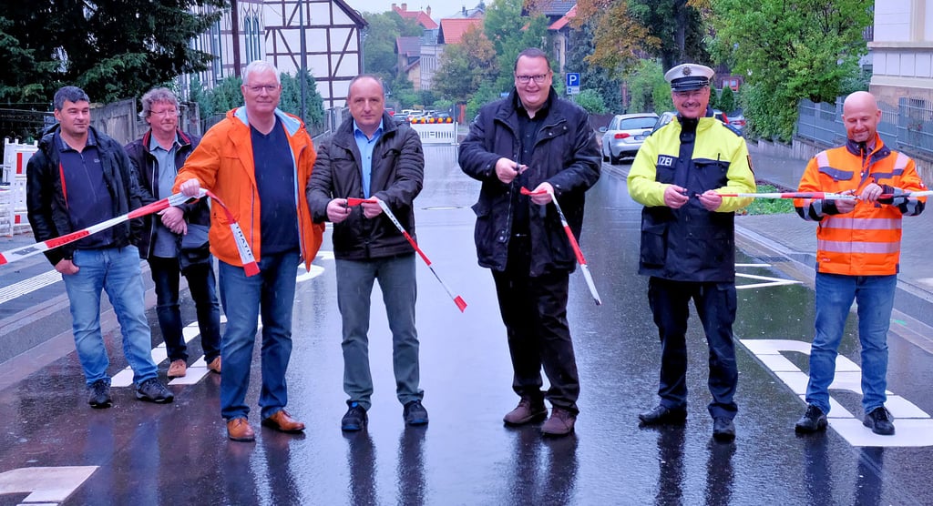 Durschnitten symbolisch das Band zur Freigabe der Blankenburger Herzogstraße (von rechts): Planer Kristian Jautze, Polizeihauptmeister Peter Schneider, Bürgermeister Heiko Breithaupt, Stadtwerke-Bereichsleiter Thomas Kwapies, Stratie-Chef Andreas Ebert sowie Jürgen Manthey vom städtischen Bauamt und Planer Thomas Vetter.