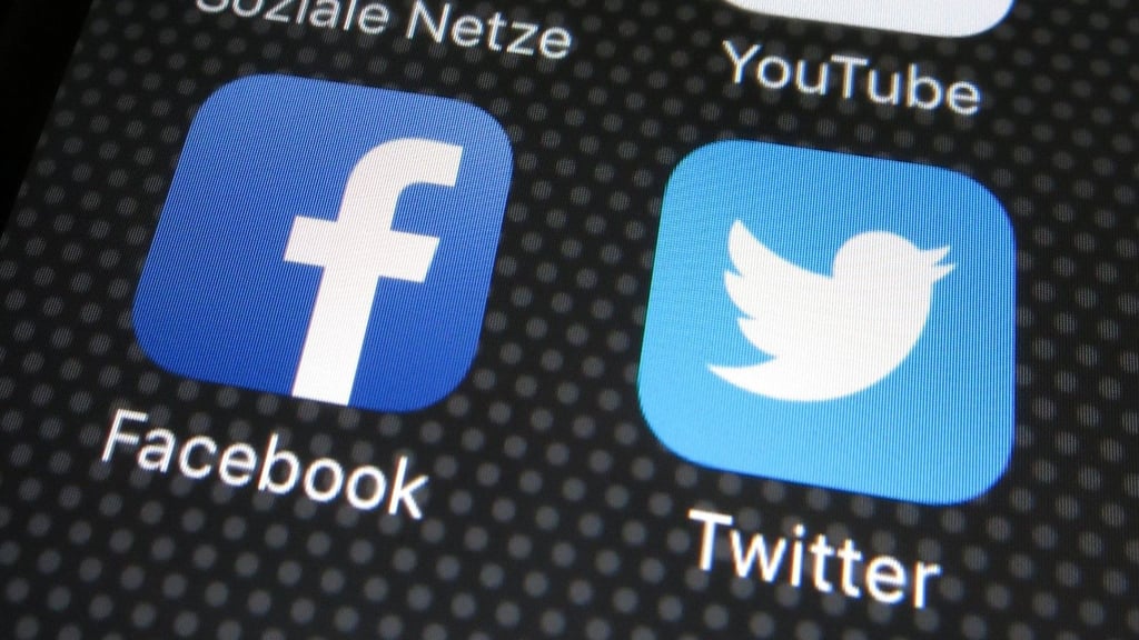 Bei Facebook lief am Montagabend gar nichts mehr, was die Twitter-Community nicht unkommentiert ließ.