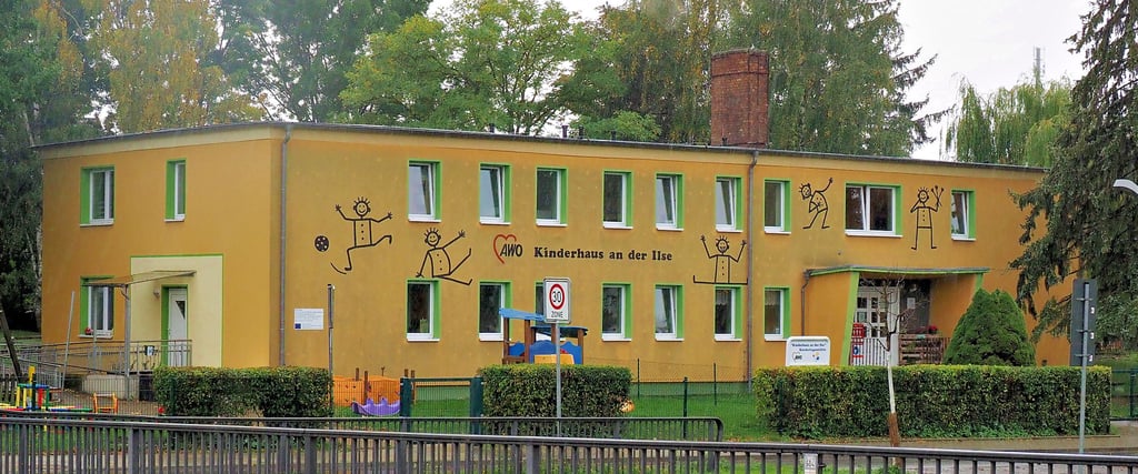 Beim gestrigen Regenwetter wirkte selbst die gelbe Fassade des „Kinderhauses an der Ilse“ düster. Die eigentlichen Probleme aber liegen im Kellergeschoss, wo die Feuchtigkeit keine Nutzung mehr zulässt. Daher soll rechts hinter dem Haus ein Ersatzneubau entstehen.