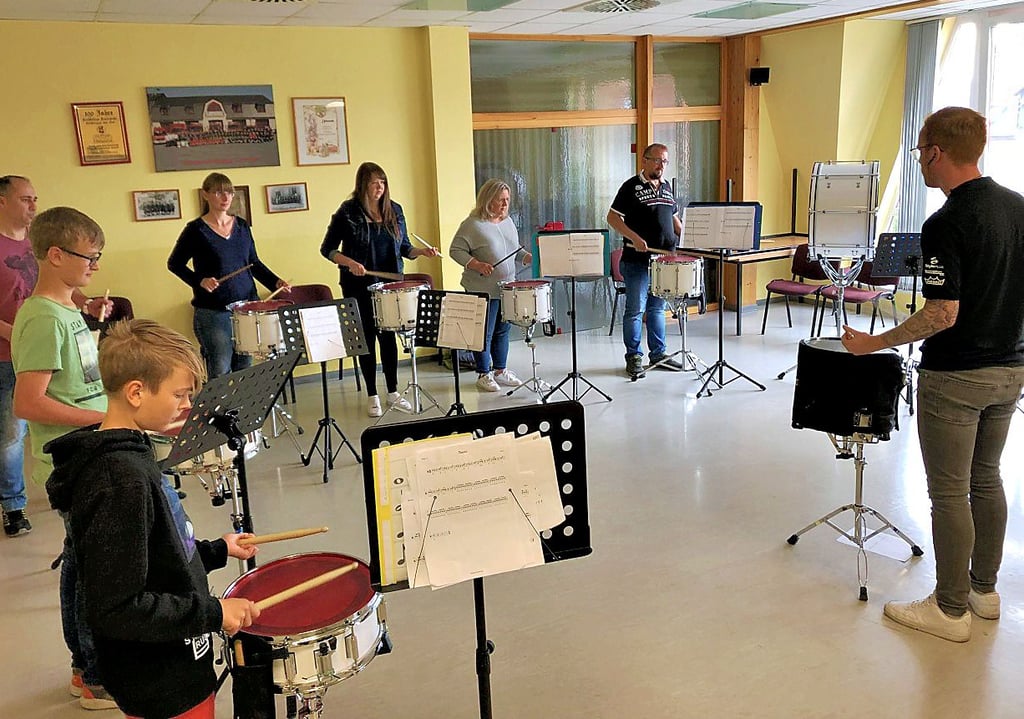 Die Saltlake Beatsticks wollen ihre Performance verbessern. Jetzt trafen sie sich zum Workshop in Röblingen in der Feuerwehr.