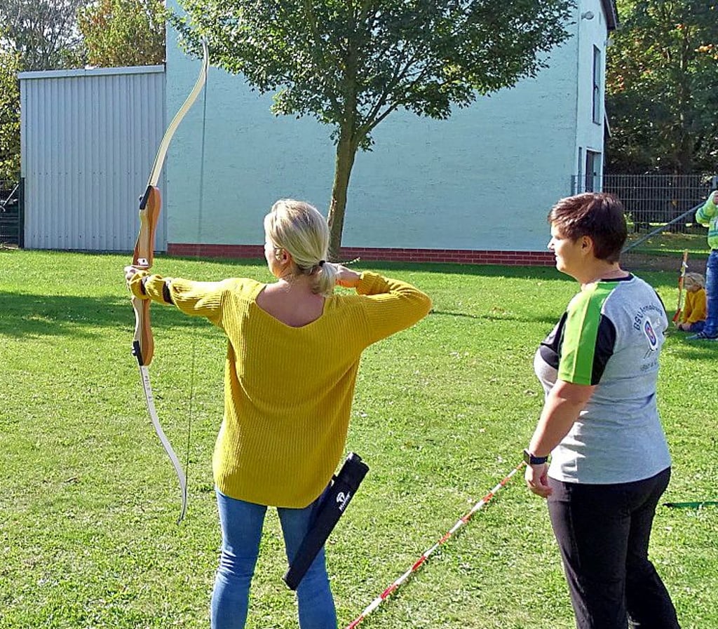 Juliane Lehmann vom Bürgerschützenverein leitet beim Probetraining an.