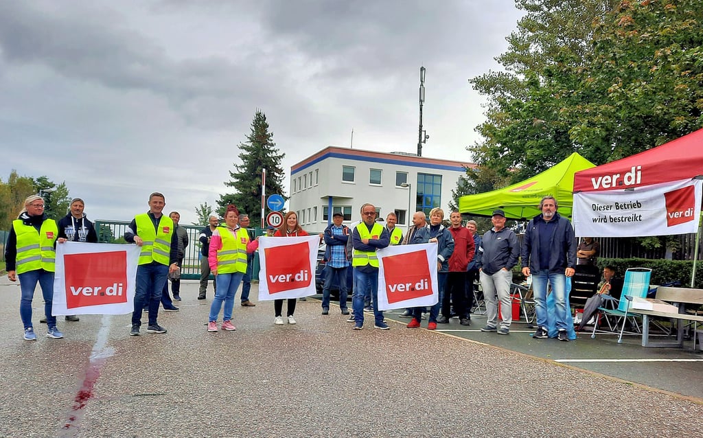 Zahlreiche Beschäftigte der PVG streikten am Montag vor dem Betriebsgelände in der Selauer Straße in Weißenfels.