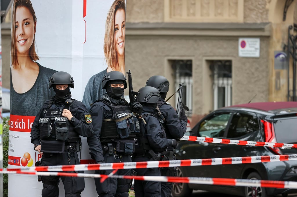 Polizeikräfte stehen vor einer berufsbildenden Schule.