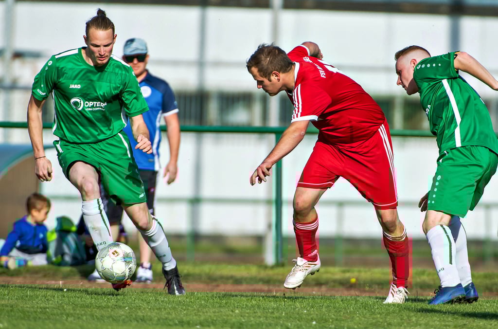 Niklas Kracht (l.) erreichte mit den Kreisklasse-Kickern der SG ZW Karsdorf ein torloses Remis gegen Klosterhäseler.