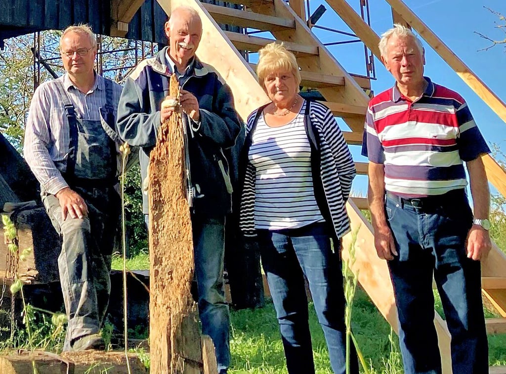 Ulrich Klicker (v.l.n.r.), Mühleneigentümer Meinolf Schultebraucks und die Vorbesitzer Ingeborg Schweitzer und ihr Mann Horst vor der Mühle