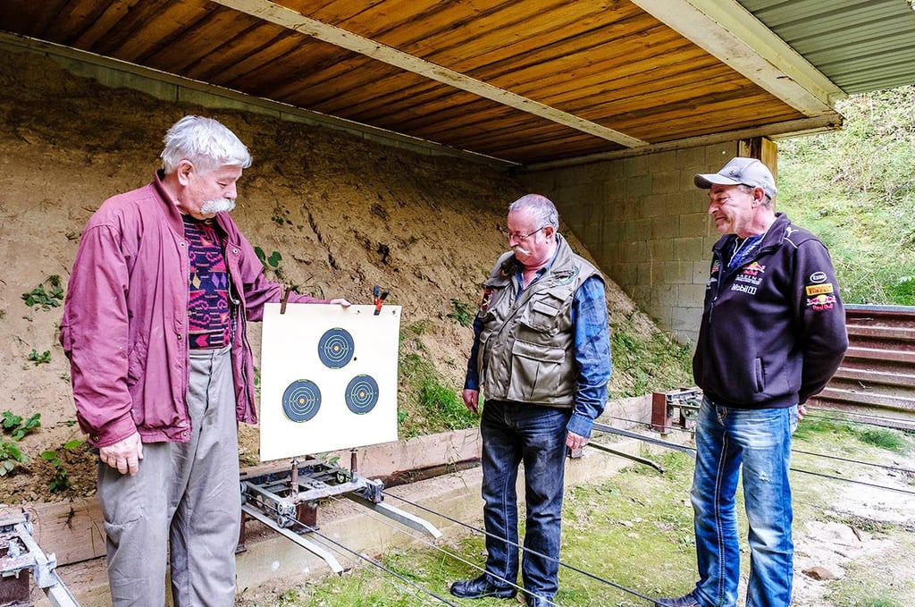 Mitglieder der Gilde am neuen Geschossfang