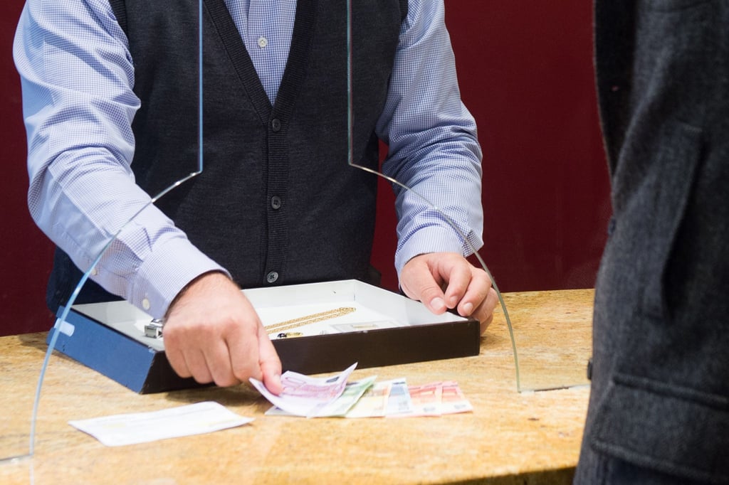 Geld gegen Pfand - ein solcher Kredit ist in der Regel unkompliziert. Wegen der Kosten lohnt er aber nur kurzfristig zur Überbrückung.