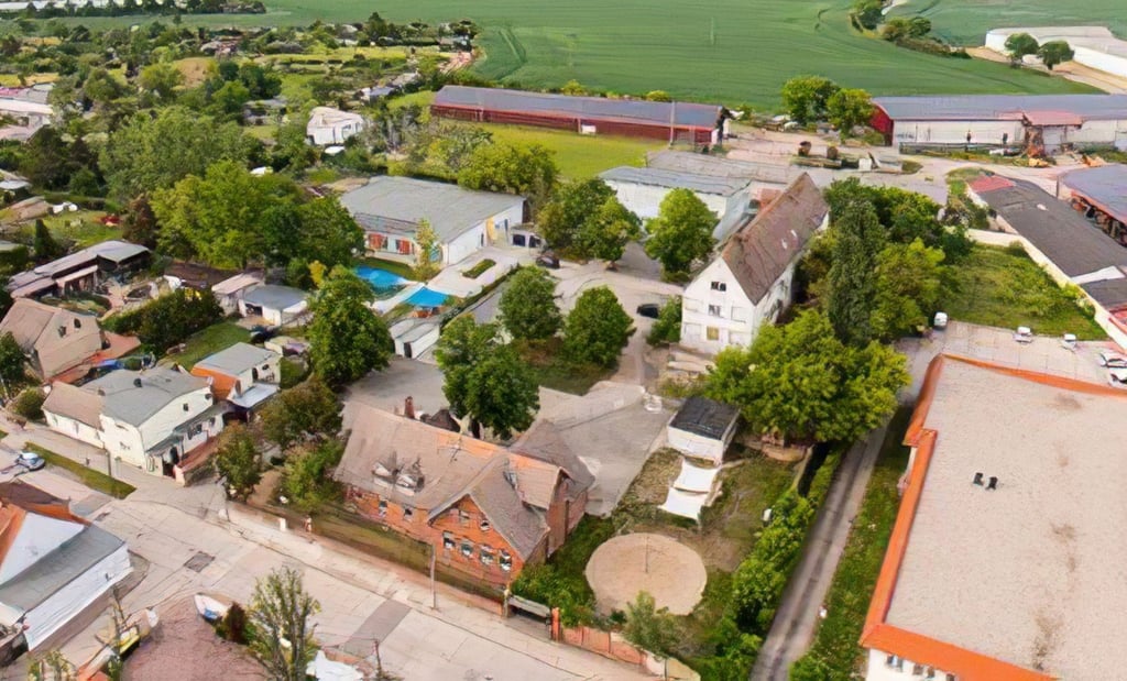 Das mögliche Schul- und Kitazentrum in Baalberge von oben: Nach Auffassung der Mitglieder des Bauausschusses soll das Gebäude der ehemaligen Sekundarschule hinten rechts abgerissen werden.