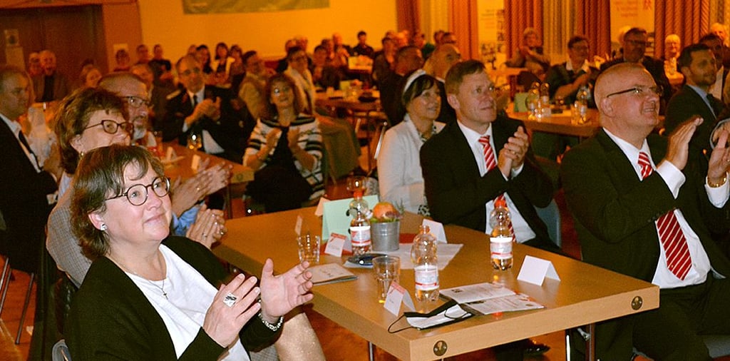 Die Gäste der Olita-Eröffungsveranstaltung in Osterburg spendeten kräftig Beifall und amüsierten sich über das Kulturprogramm.