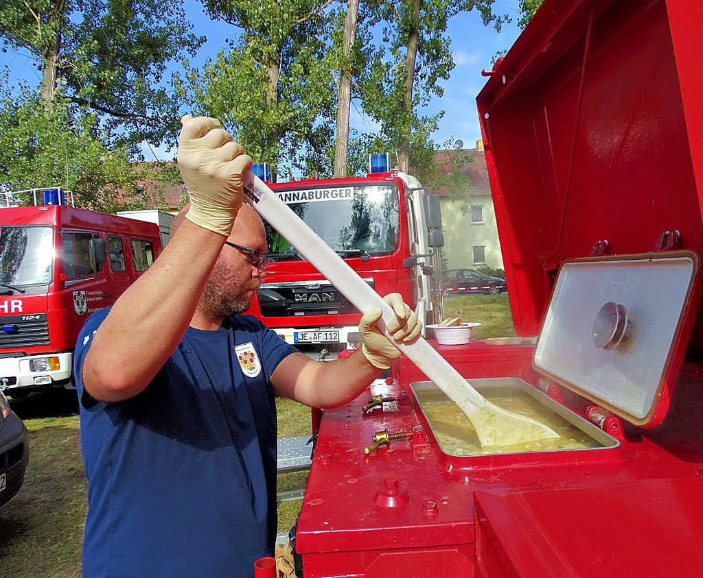 Derweil lässt Christian Grosch an der Gulaschkanone der Freiwilligen Feuerwehr Annaburg nichts anbrennen.