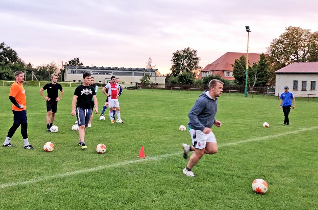 Immer donnerstags trainiert die Osterfelder Männermannschaft. Im Verein ist man froh, dass es nach Corona wieder weitergeht.