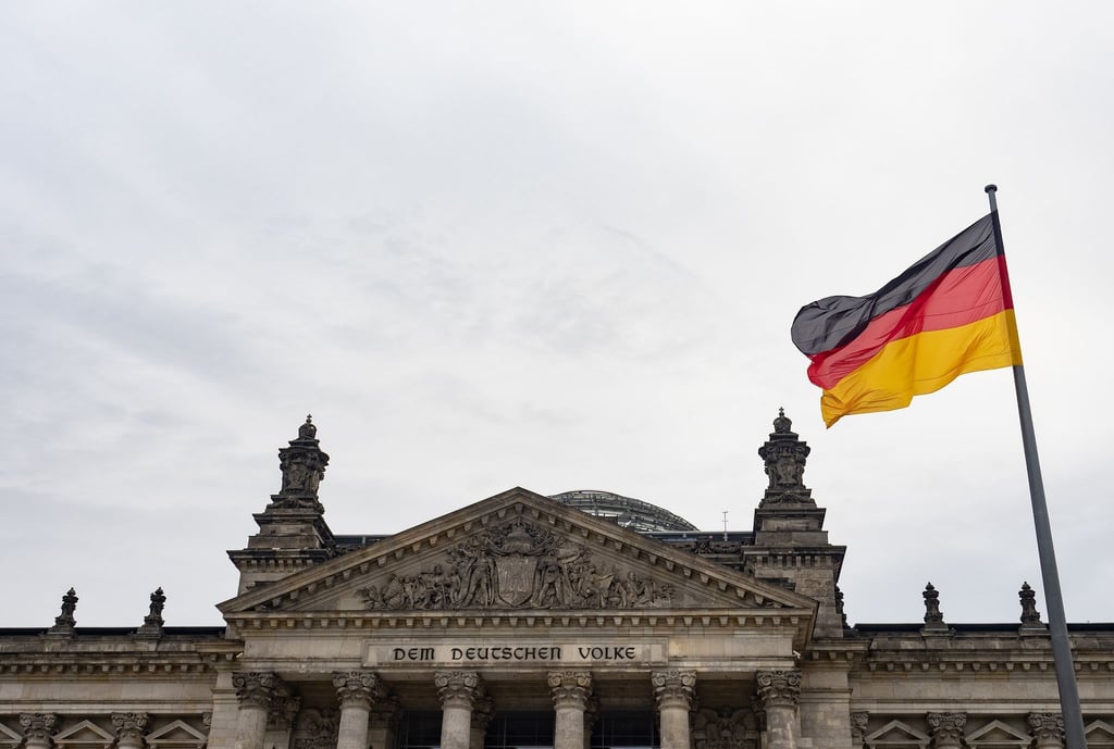 Eine Deutschland-Fahne weht am Tag der deutschen Einheit vor dem Reichstag. Die Ära der Volksparteien ist aus Sicht des Präsidenten der Bundeszentrale für politische Bildung, Thomas Krüger, absehbar beendet.