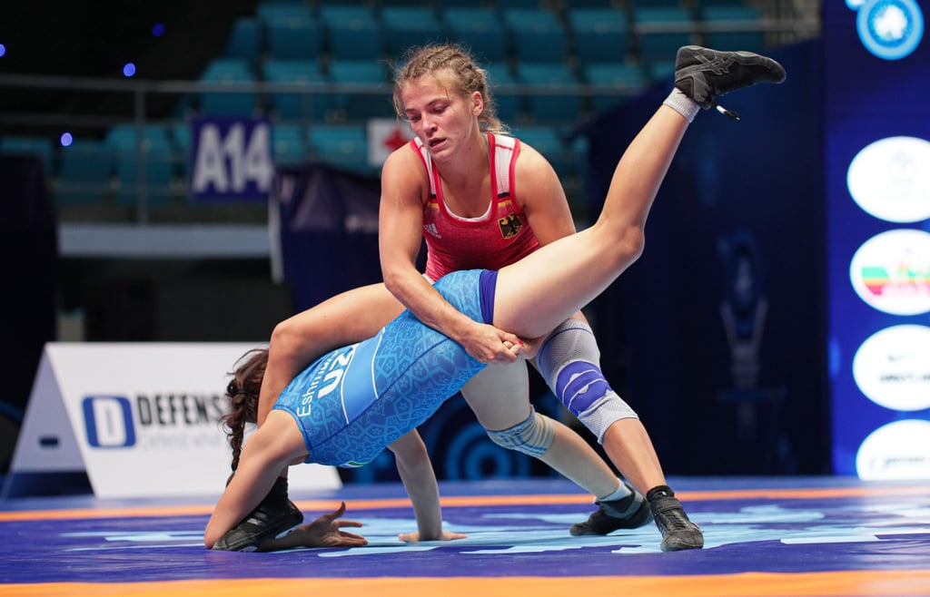Annika Wendle (r) ringt mit Sevara Eshmuratova aus Usbekistan.