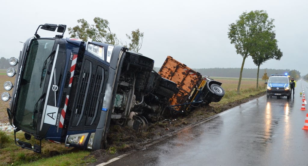 Ein mit Altglas beladener Lkw mit Anhänger kam am Dienstagmittag kurz vor Scharlibbe von der Fahrbahn ab und stürzte um.