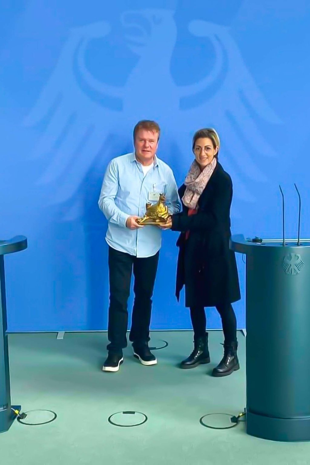 Torsten Sielmon und Melissa von der Heyden holen Merkels Henne ab.