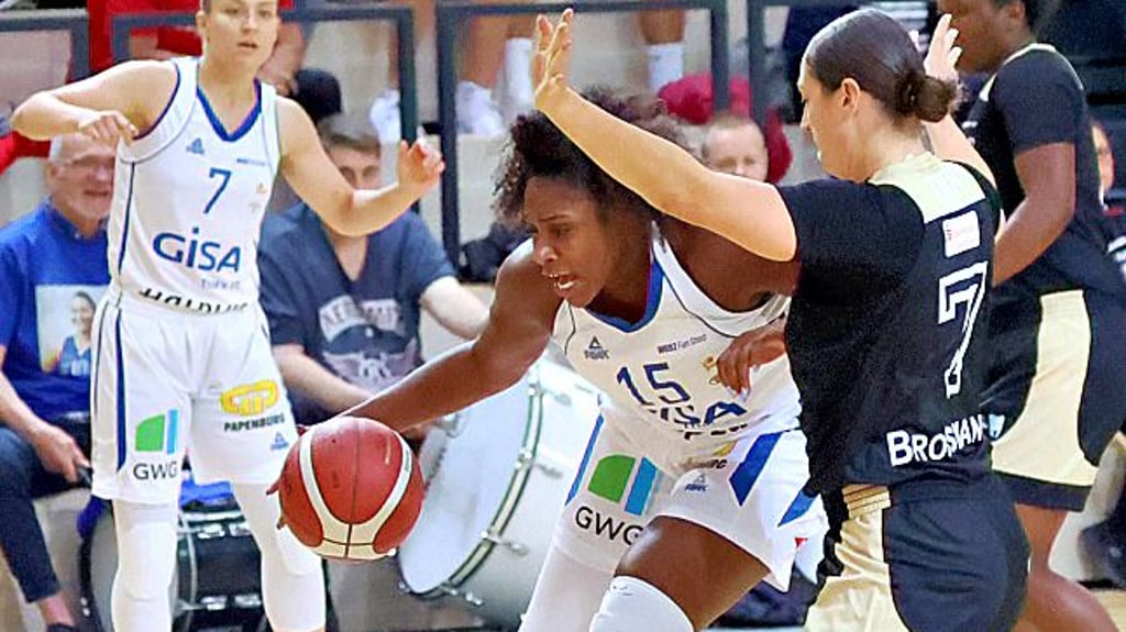 Courtni Perry greift an, Laura Schinkel schaut zu.