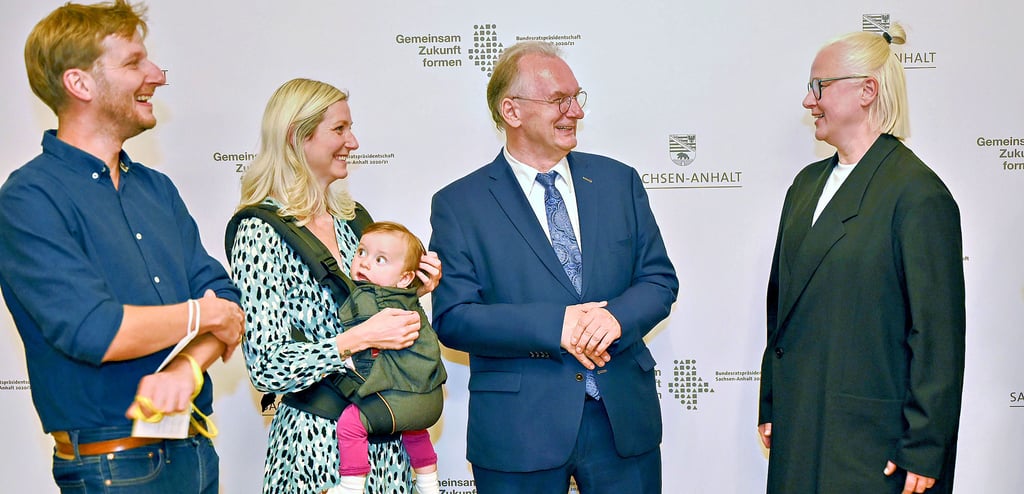 Ministerpräsident Reiner Haseloff im Gespräch mit der Hamburger Einheitsbotschafterin Katrin Oeding (rechts) sowie den beiden Botschaftern von Sachsen-Anhalt, Kirstin Knufmann und Falk Schuster (links). Der Landesvater tauschte sich auch mit Kirstin Knaufmann während der Zusammenkunft aus.