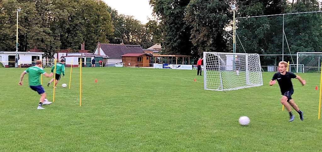 Auf dem Sportplatz wird das Ballgefühl geschult.