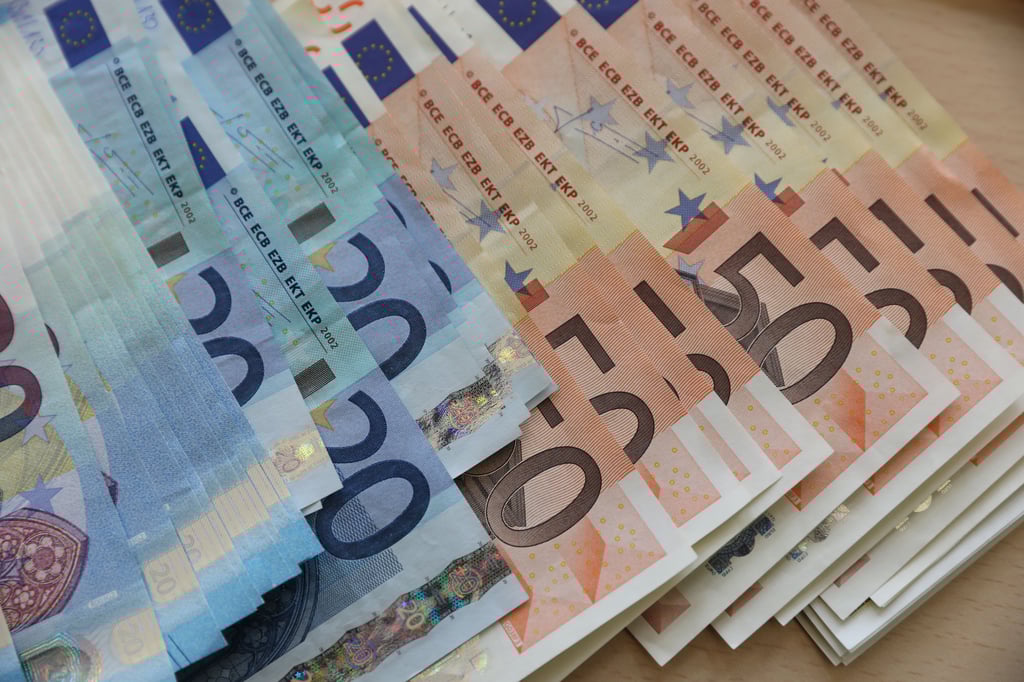 Banknoten liegen auf einem Tisch.