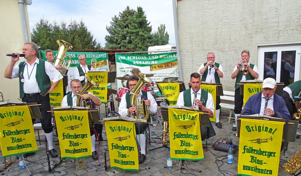 Im Biergarten der Gaststätte „Goldener Ring“ in Annaburg spielten zum Oktoberfest der Vereine die Falkenberger Blasmusikanten zünftig auf.