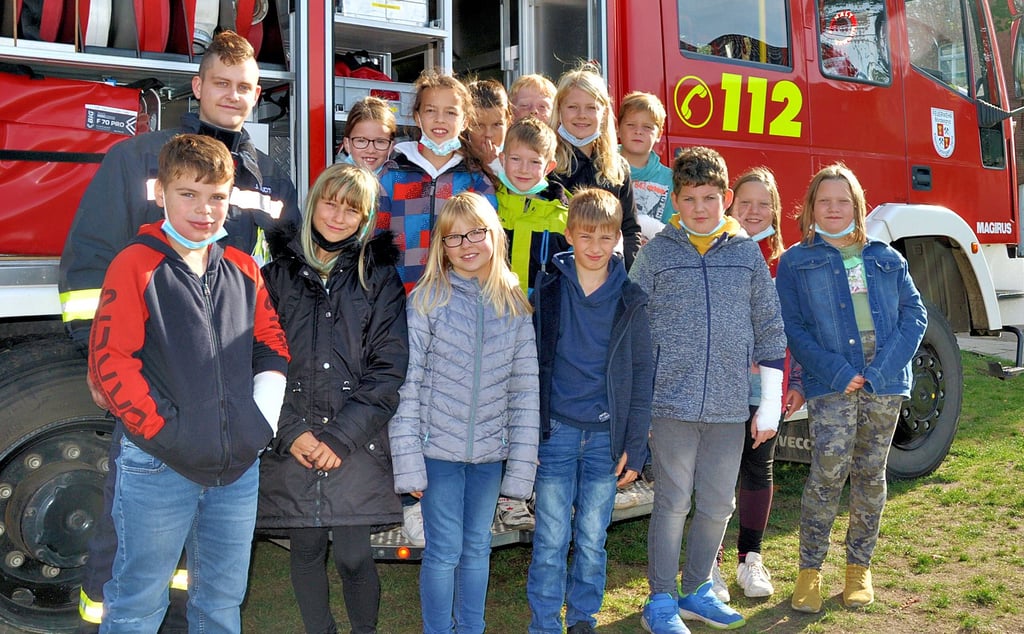 Die Schüler der Klasse 3b haben sich zusammen mit Feuerwehrmann Jordan Budtke genauestens das Feuerwehtauto angeschaut. Das gehörte zum Brandschutztag der Schule.