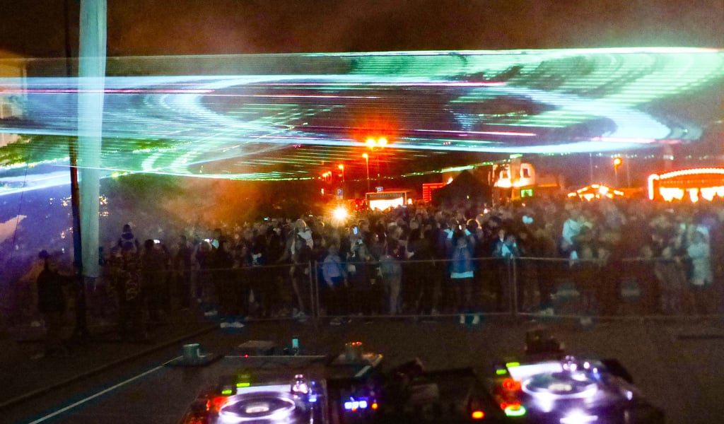 Bei einer Licht- und Lasershow sowie aktuellen Partyhits konnten die Gäste des WBG-Festes im Rathausinnenhof so richrtig feiern.